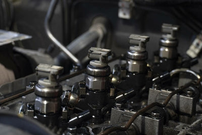 Gros plan sur la rampe d'injection et les injecteurs d'un moteur diesel de voiture