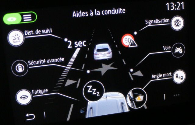 Menu aides a la conduite avec distance de suivi et securite sur ecran de diagnostic