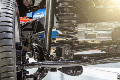 Gros plan sur un systeme de suspension automobile avec ressort et amortisseur