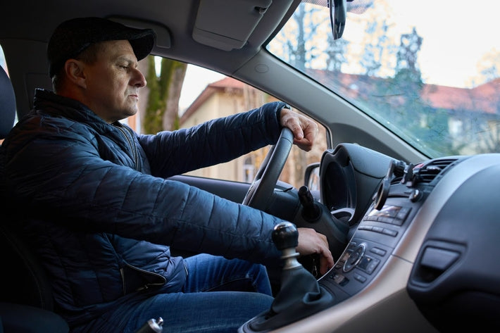 Conducteur tournant la clef de contact d un vehicule avec probleme d antidemarrage