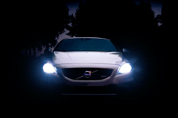 Phares allumes d une Volvo dans la nuit illustrant le changement d ampoule de phare de voiture