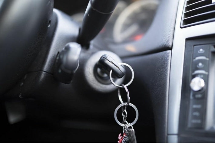 Clé de contact insérée dans le démarreur pour mettre le contact d'une voiture
