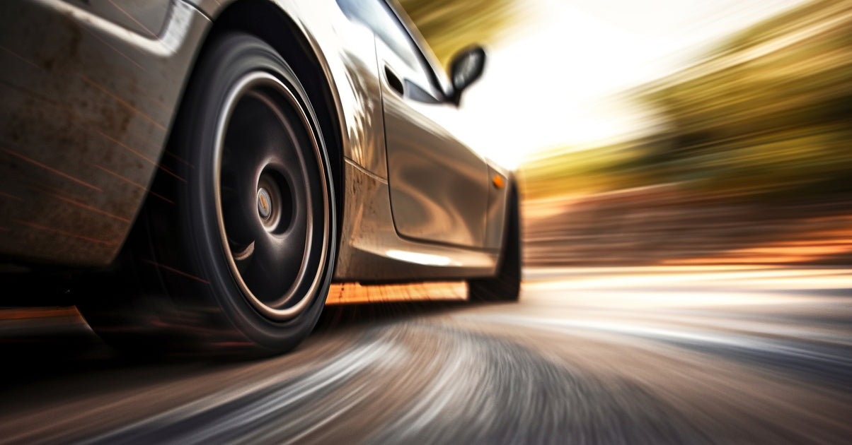 Voiture de sport grise prenant un virage rapide pour tester ses performances moteur