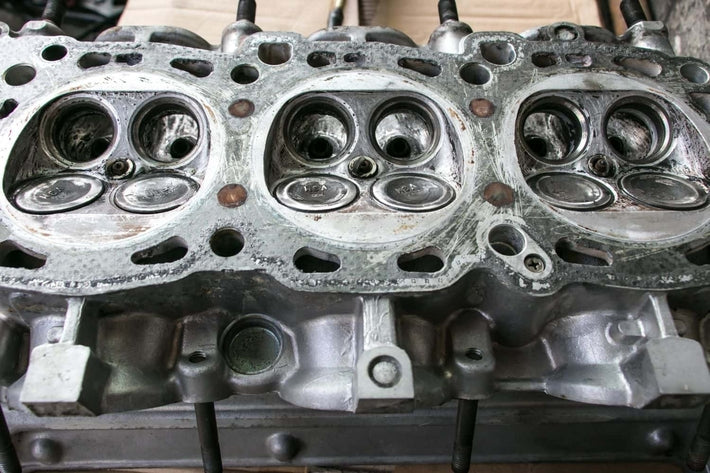 Vue détaillée de la culasse d un moteur avec les soupapes et le poussoir hydraulique