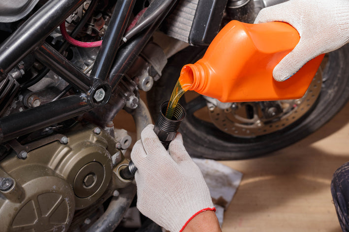 Opération de vidange et entretien moto avec de l huile moteur neuve