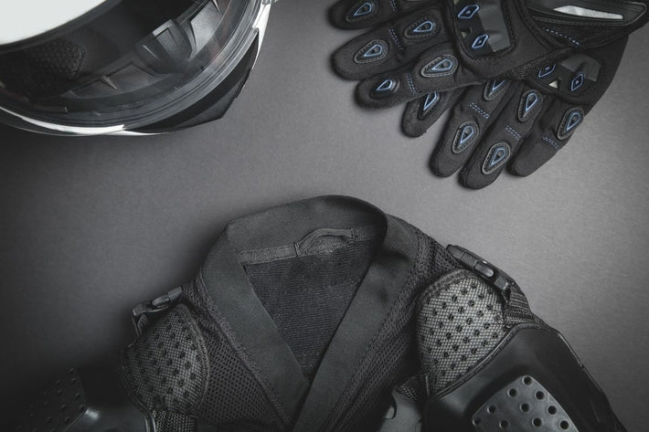 Ensemble d équipement de protection pour motard avec casque gants de moto et combinaison noire