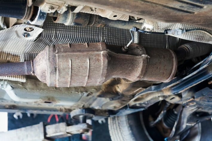 Vue sous le châssis d une voiture montrant le filtre à particules et l échappement
