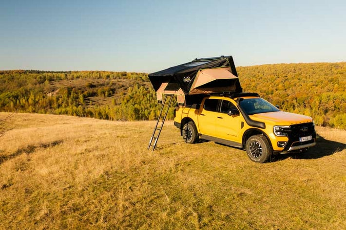 Ford Ranger equipe pour l overlanding avec une grande tente de toit pour le camping sauvage