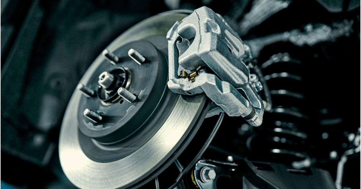 Gros plan sur un systeme de freinage avec disque et etrier de frein de voiture