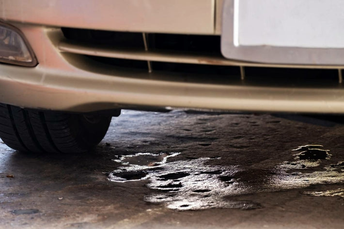 Fuite de liquide de refroidissement sous le pare-choc avant d une voiture à diagnostiquer
