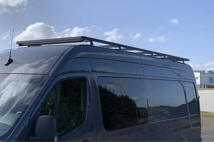 Galerie de toit sur mesure installée sur un van aménagé et utilitaire gris foncé