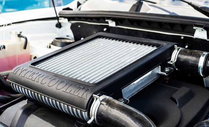 Echangeur thermique de type intercooler monte sur le moteur turbo compresse d une voiture