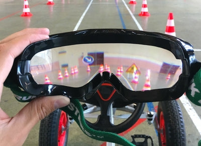 Vue à travers des lunettes de simulation d alcoolie Drivecase sur un parcours de sécurité routière