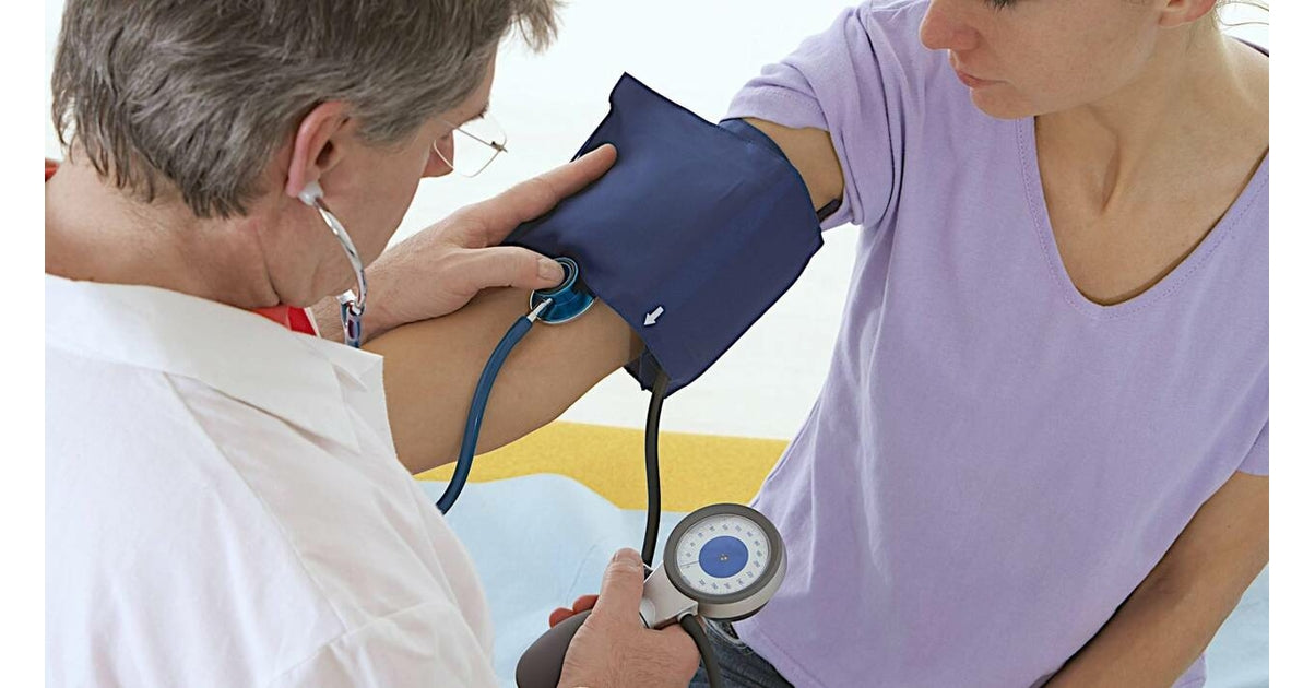 Medecin prenant la tension d une patiente illustrant l examen de diagnostic de sante