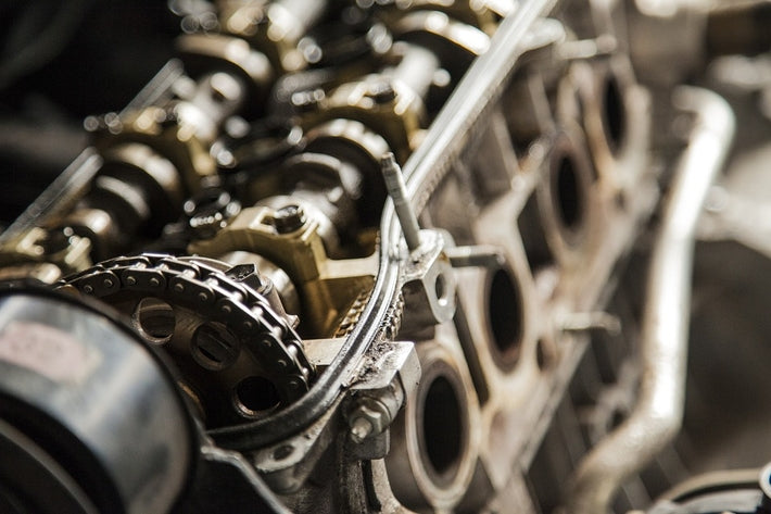 Vue rapprochee d un moteur de voiture ouvert pour le diagnostic et la reparation de pannes