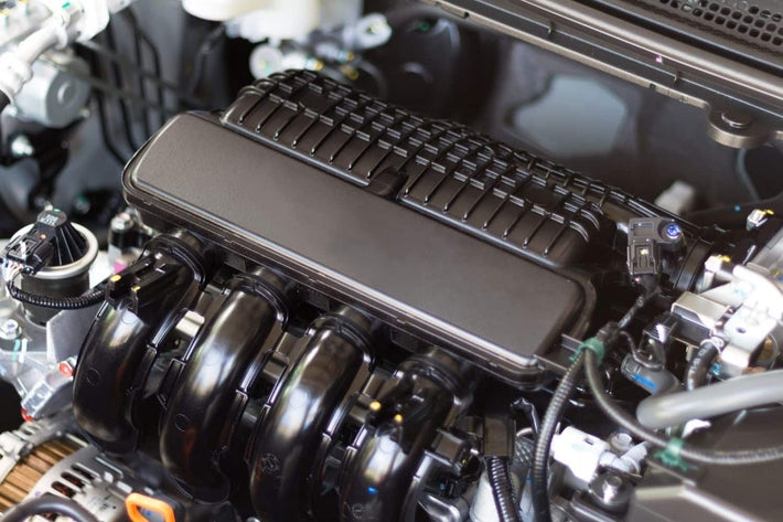 Vue détaillée du compartiment moteur d une voiture avec le système de poussoir hydraulique