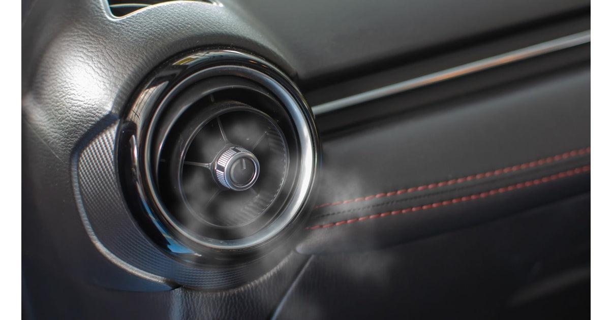 Nettoyage de la climatisation d une voiture avec de la vapeur sortant de la buse d aeration