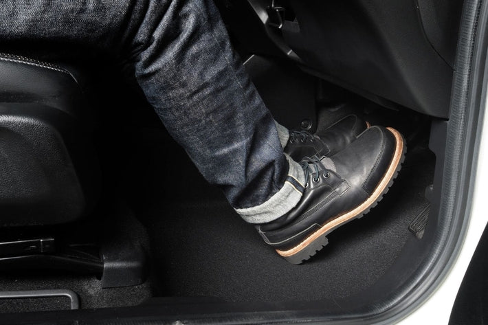 Conducteur appuyant avec sa botte sur une pedale d embrayage molle dans une voiture