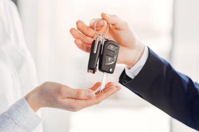Passage de clés de voiture d une main a une autre lors d une vente automobile