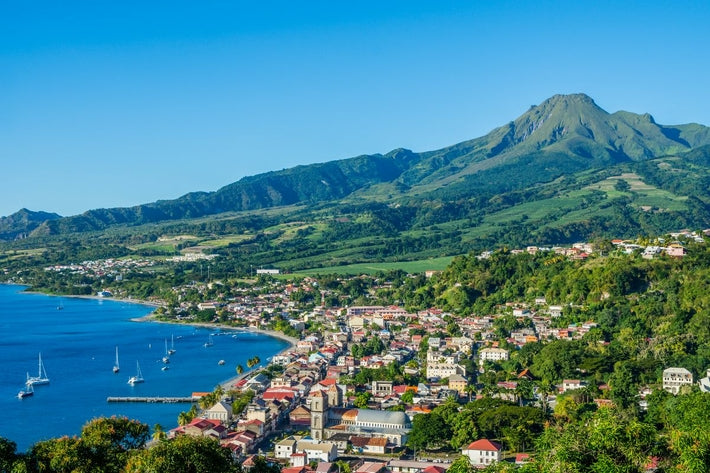 Vue panoramique sur Saint-Pierre en Martinique pour préparer un road trip