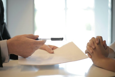 Signature d un contrat d achat de voiture chez un concessionnaire ou conseiller