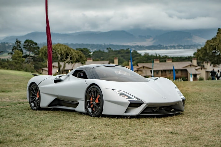 Supercar SSC Tuatara en gris mat exposee sur la pelouse lors du concours de Pebble Beach