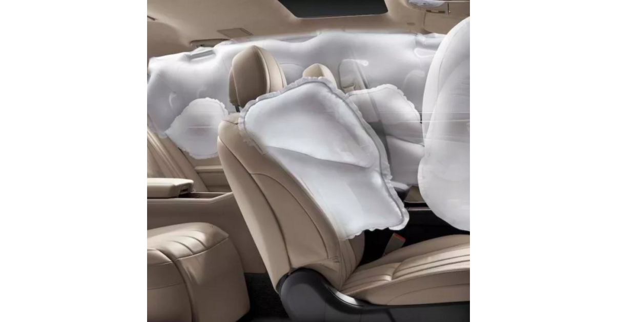 Déclenchement complet des airbags latéraux et frontaux dans l habitacle d une voiture beige
