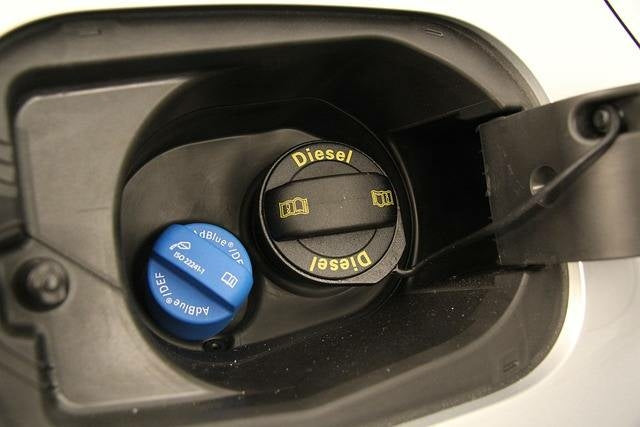 Trappe de carburant ouverte avec bouchon noir de Diesel et bouchon bleu d AdBlue