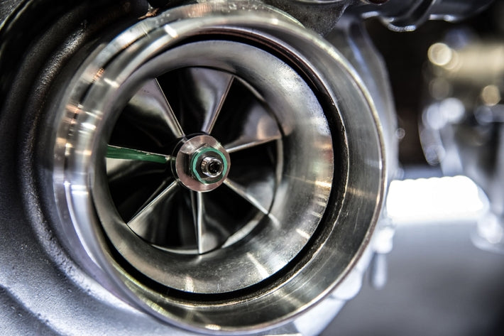 Gros plan sur l ailette interne d un turbocompresseur de voiture grippe ou endommage