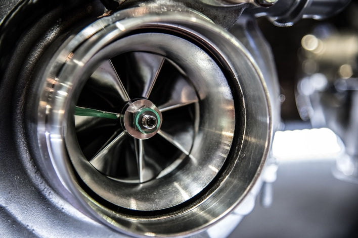 Gros plan sur l hélice d un turbocompresseur de voiture défectueux avec un problème de turbo
