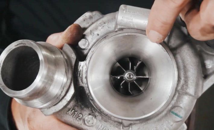 Examen d un turbocompresseur de voiture endommage expliquant pourquoi un turbo siffle