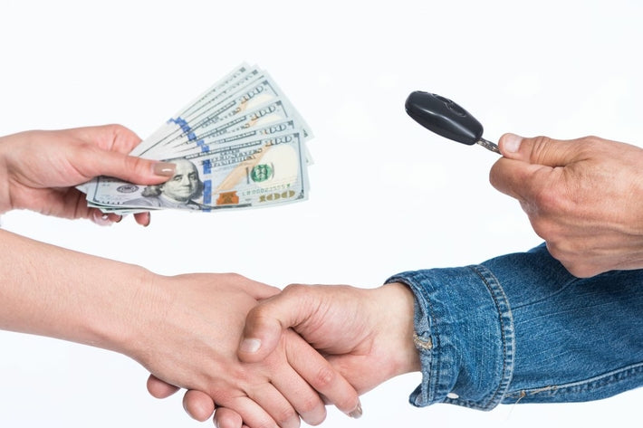 Transaction pour vendre sa voiture d occasion avec billets de banque et cles