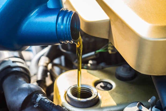 Versement d'huile moteur neuve lors d'une vidange de voiture
