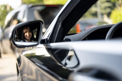 Sourire d une femme au volant d une voiture fiable et bien entretenue