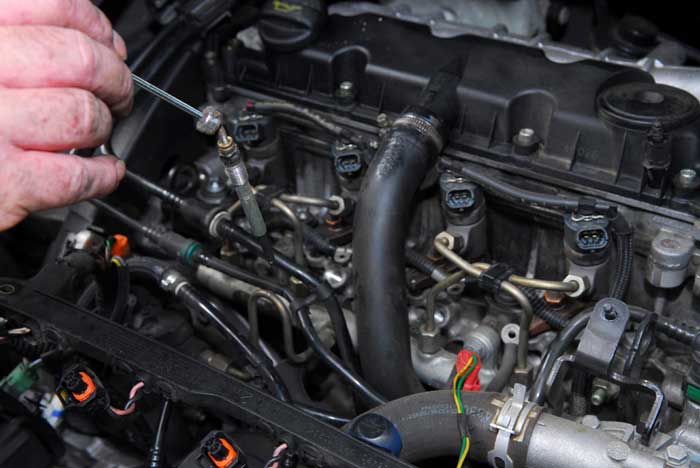 Démontage et contrôle d'une bougie de préchauffage sur un moteur diesel