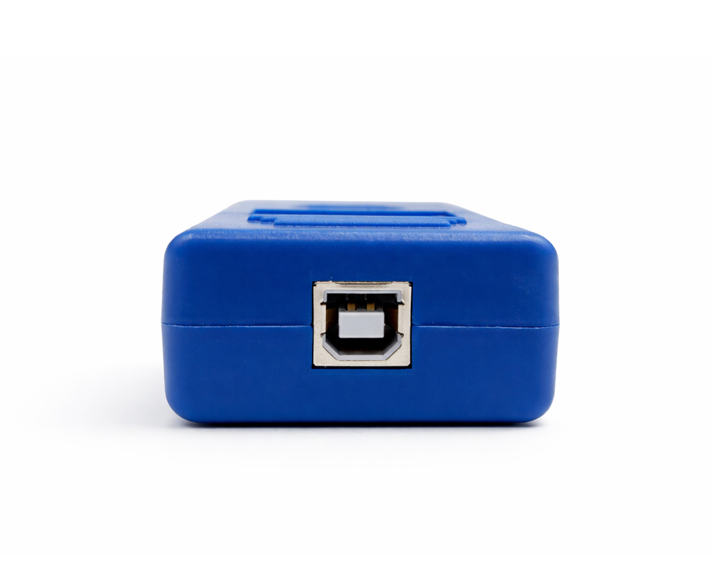 Port de connexion USB femelle sur le boîtier bleu de l activateur CarPlay Mercedes