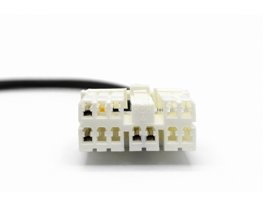 Gros plan sur le connecteur blanc 12 broches d un adaptateur Tesla vers prise OBD2