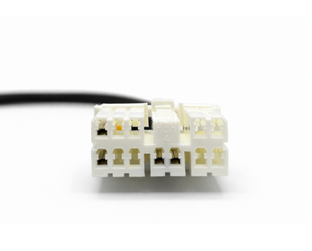 Gros plan sur le connecteur blanc 12 broches d un adaptateur Tesla vers prise OBD2