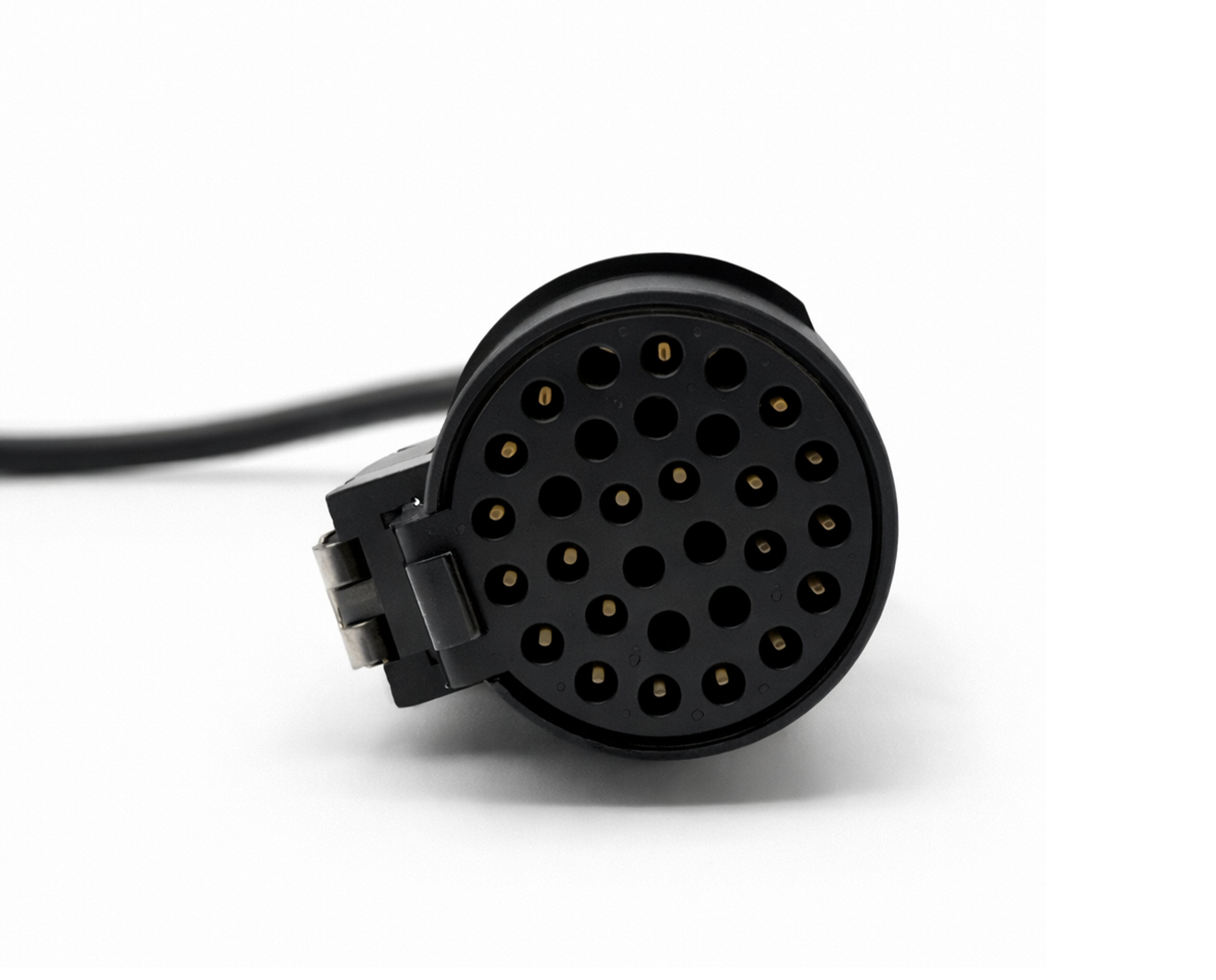 Adaptateur Iveco Trucks 30 broches de diagnostic avec fiche circulaire noire et connecteurs dorés