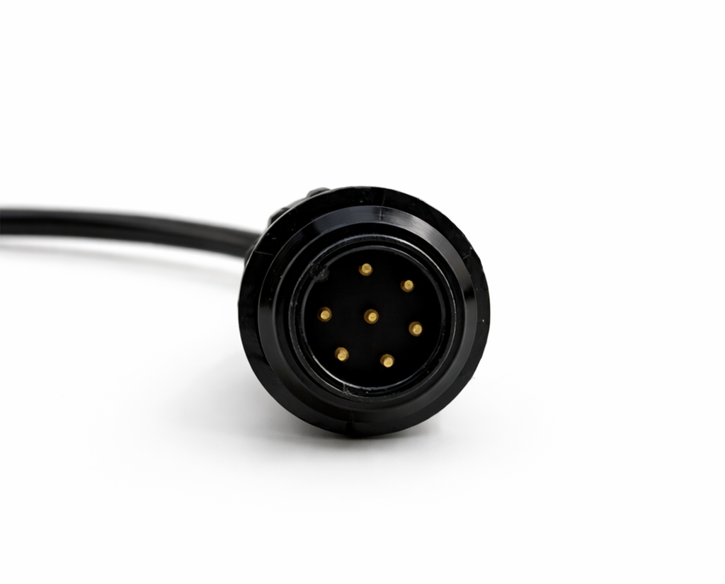 Gros plan sur le connecteur male a sept broches dorees de l adaptateur Knorr Wabco Trailer
