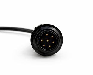 Gros plan sur le connecteur male a sept broches dorees de l adaptateur Knorr Wabco Trailer