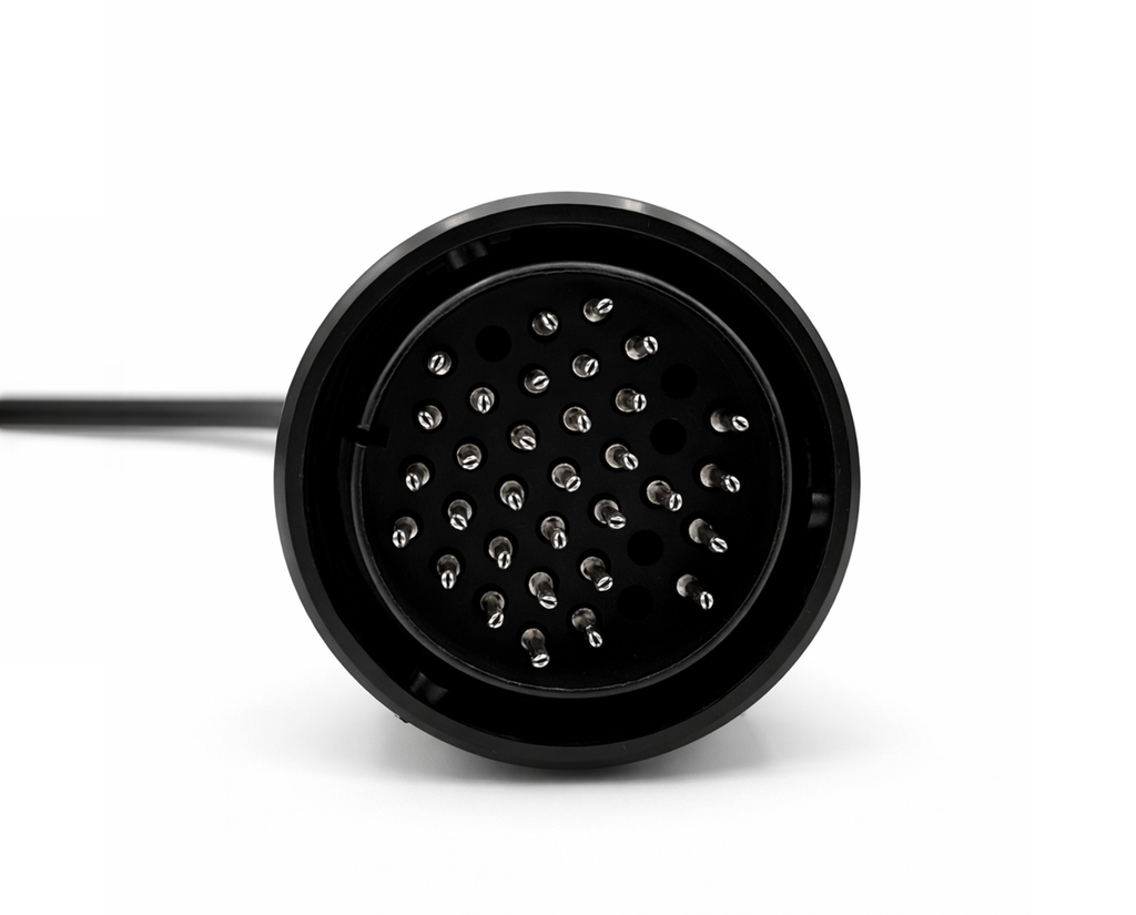 Gros plan sur la connectique mâle de l adaptateur de diagnostic MAN à 37 broches