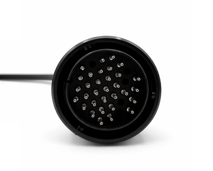 Gros plan sur la connectique mâle de l adaptateur de diagnostic MAN à 37 broches
