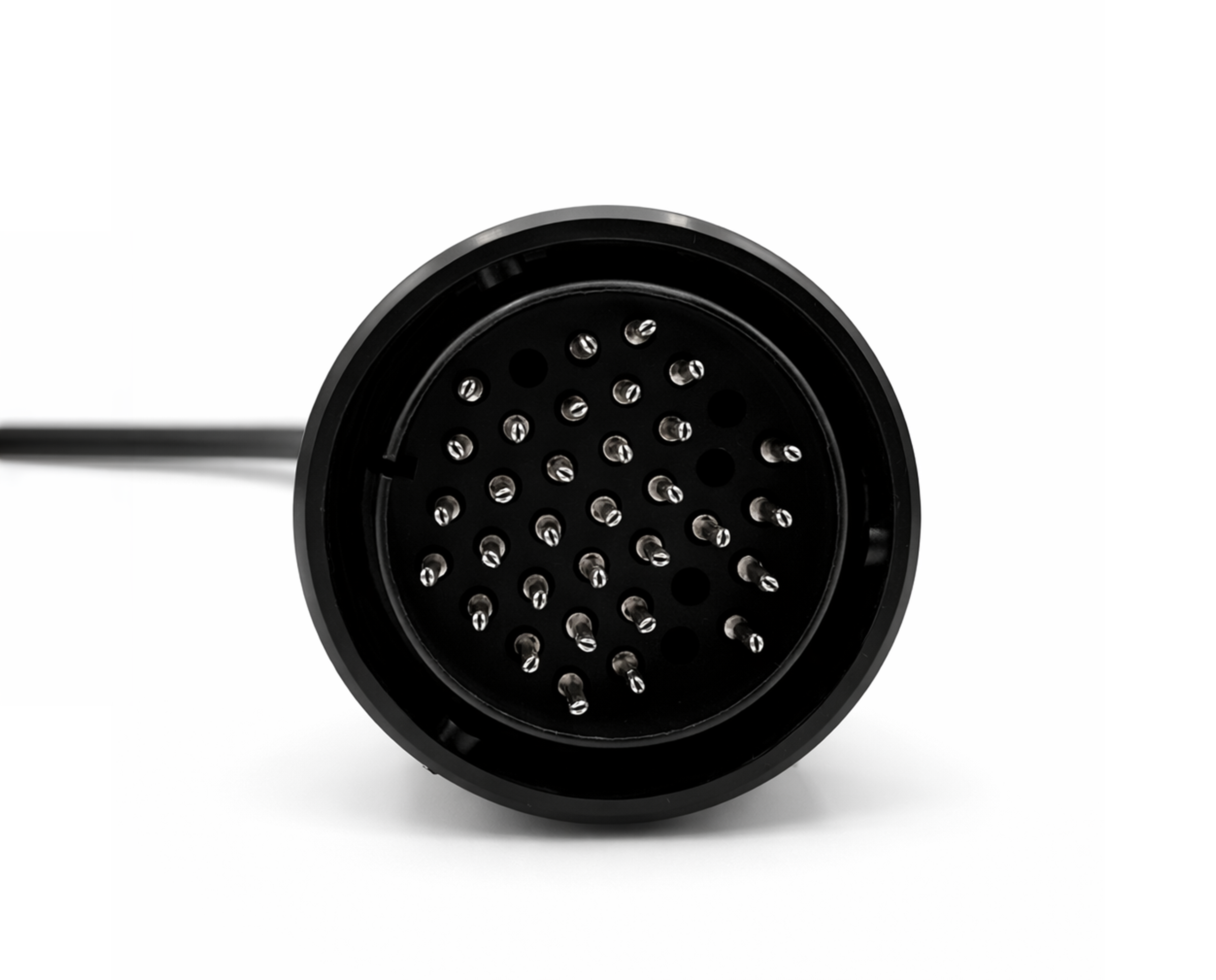 Gros plan sur la connectique mâle de l adaptateur de diagnostic MAN à 37 broches