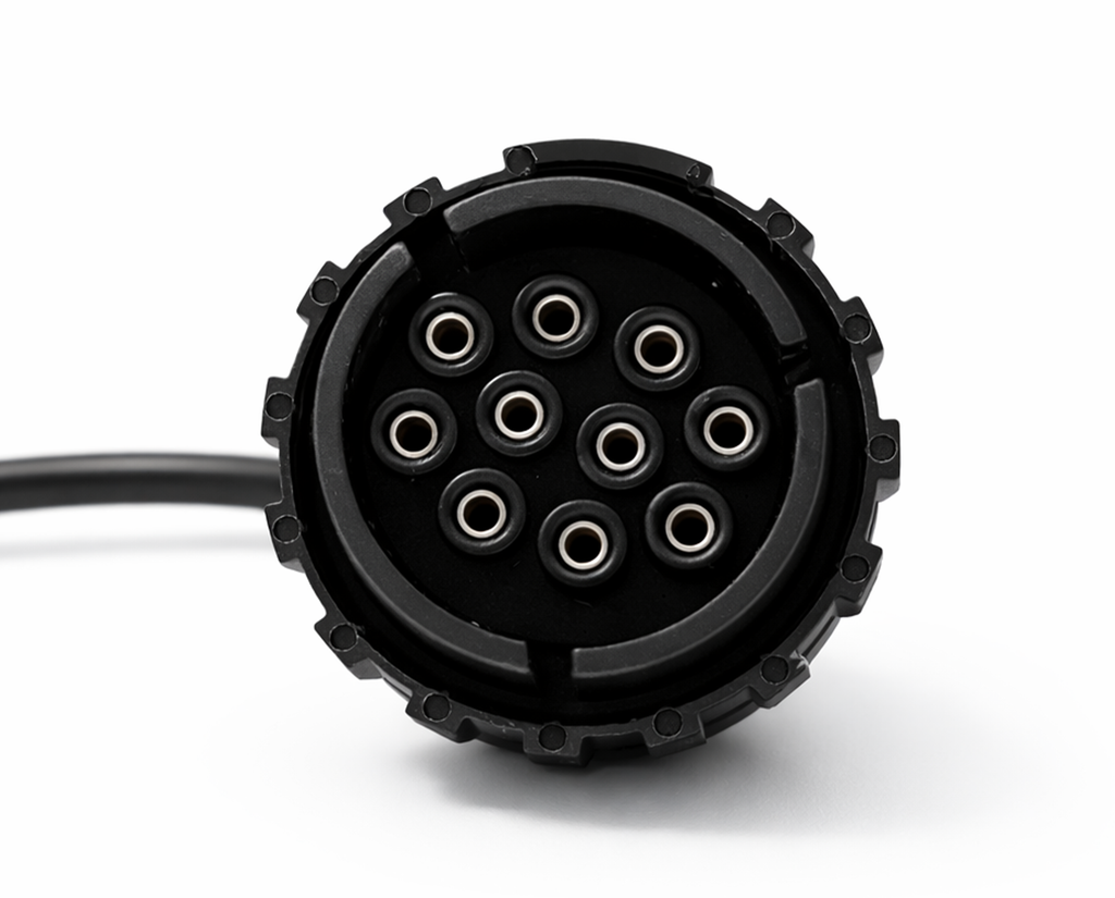 Gros plan sur le connecteur 10 broches de l'adaptateur diagnostic pour moto BMW