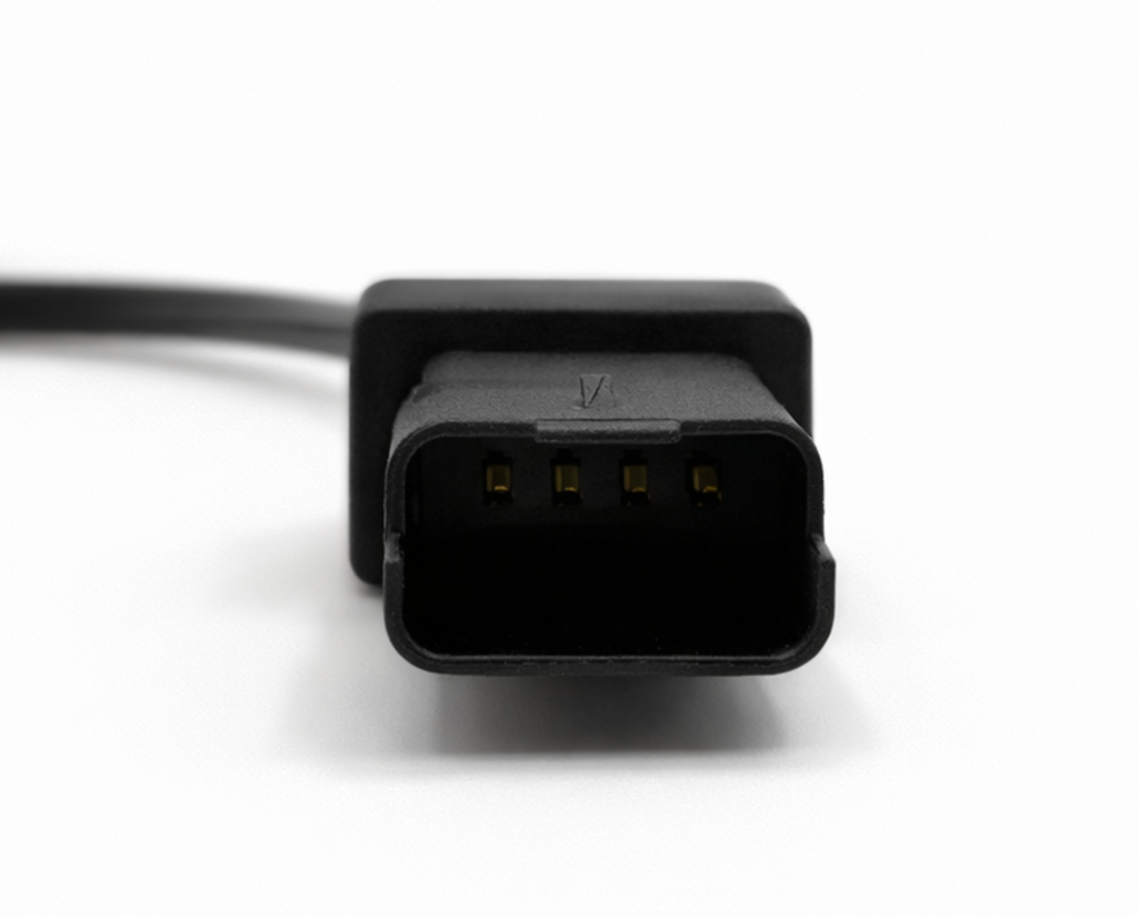 Gros plan sur la prise noire 4 broches d un adaptateur OBD2 pour moto Ducati