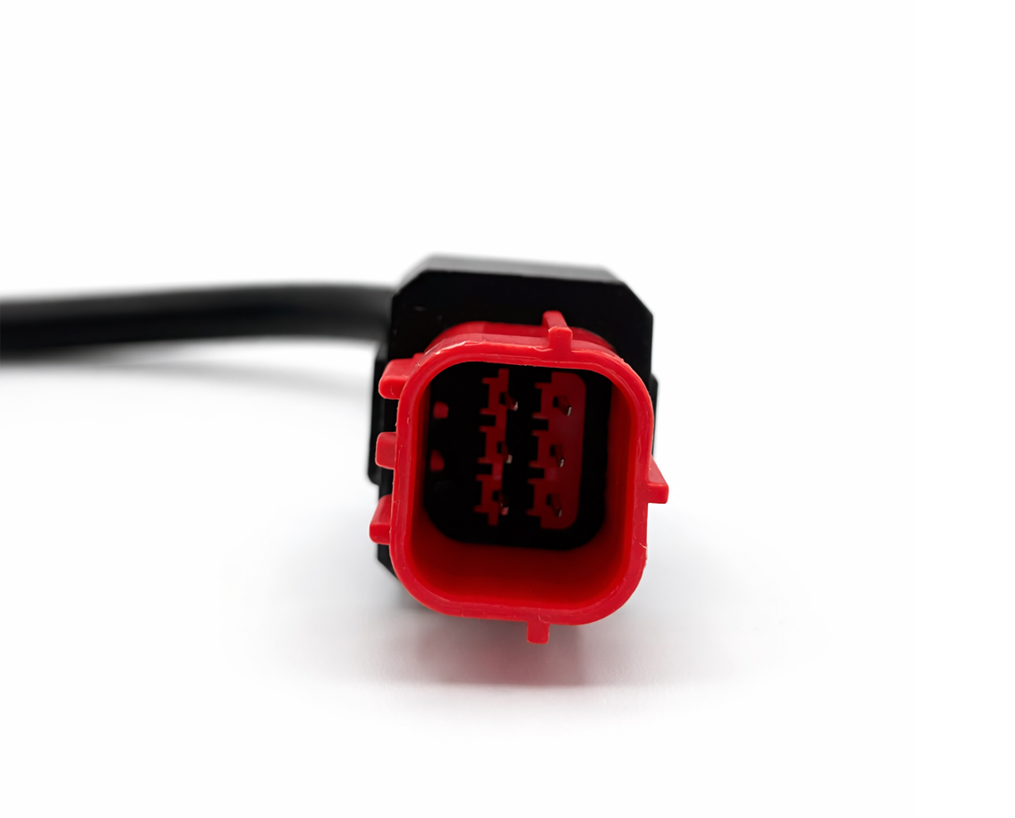 Gros plan sur le connecteur rouge 6 broches de l adaptateur moto et scooter Honda vers OBD2