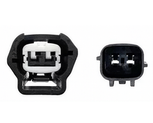 Vue de face des connecteurs d un adaptateur de diagnostic pour voiture Nissan