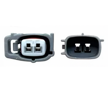 Vue rapprochée des connecteurs mâles et femelles d'un adaptateur OBD2 pour Toyota