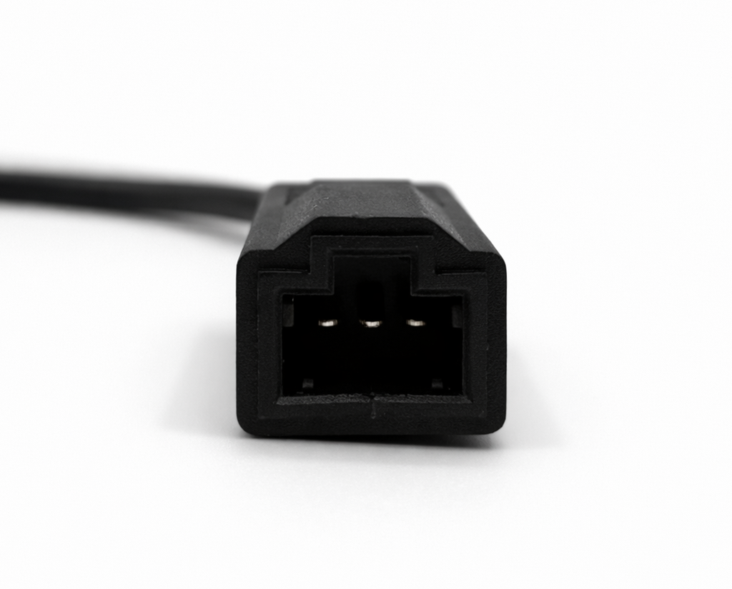 Vue rapprochée du connecteur noir femelle à 3 broches d un adaptateur de diagnostic Honda